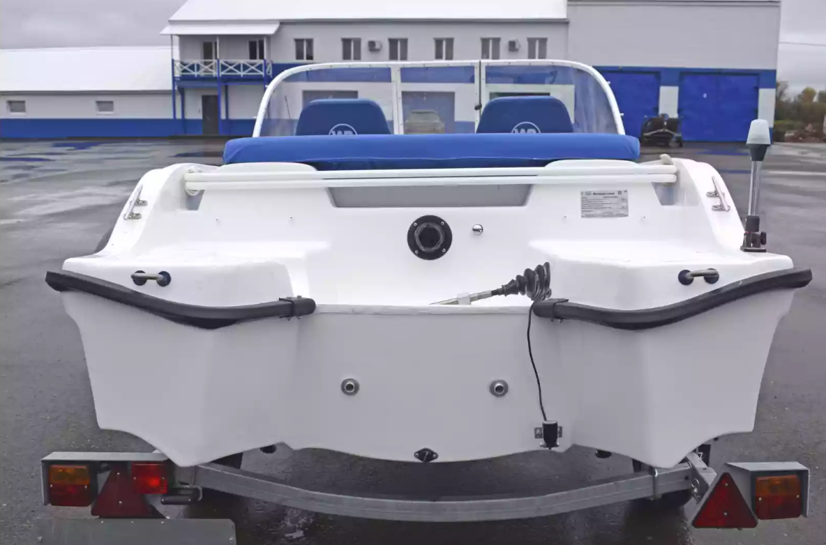Стеклопластиковый катер Wyatboat-430DCМ (килевая) в Красноярске
