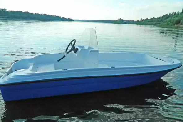 Стеклопластиковая лодка Пингвин с консолью (тримаран) в Красноярске