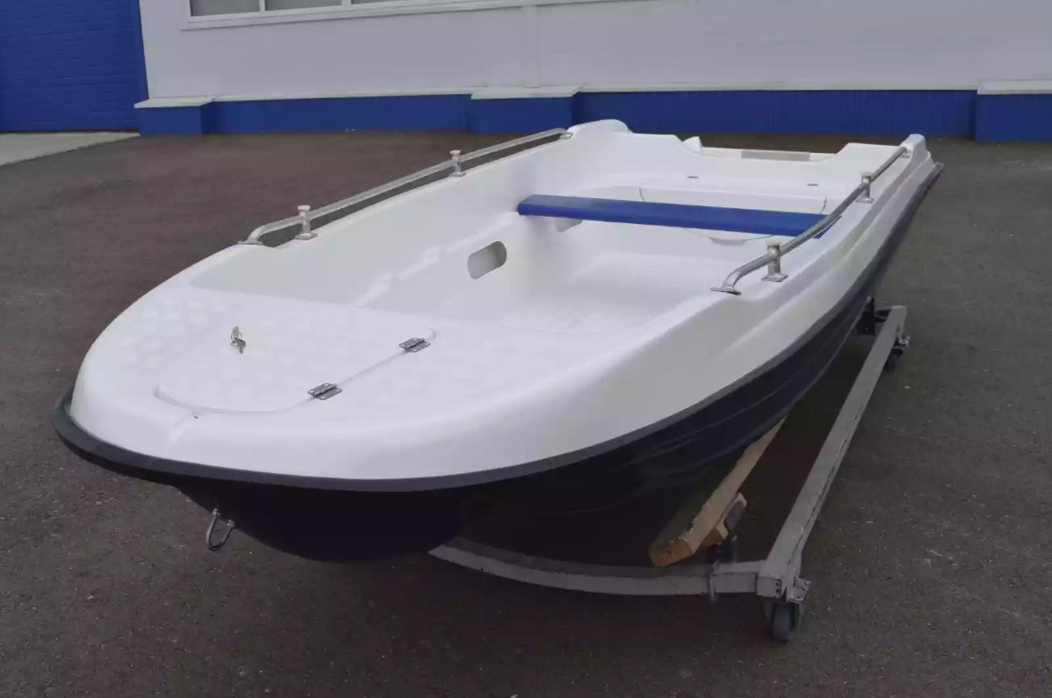 Стеклопластиковая лодка Пингвин New (тримаран) в Красноярске