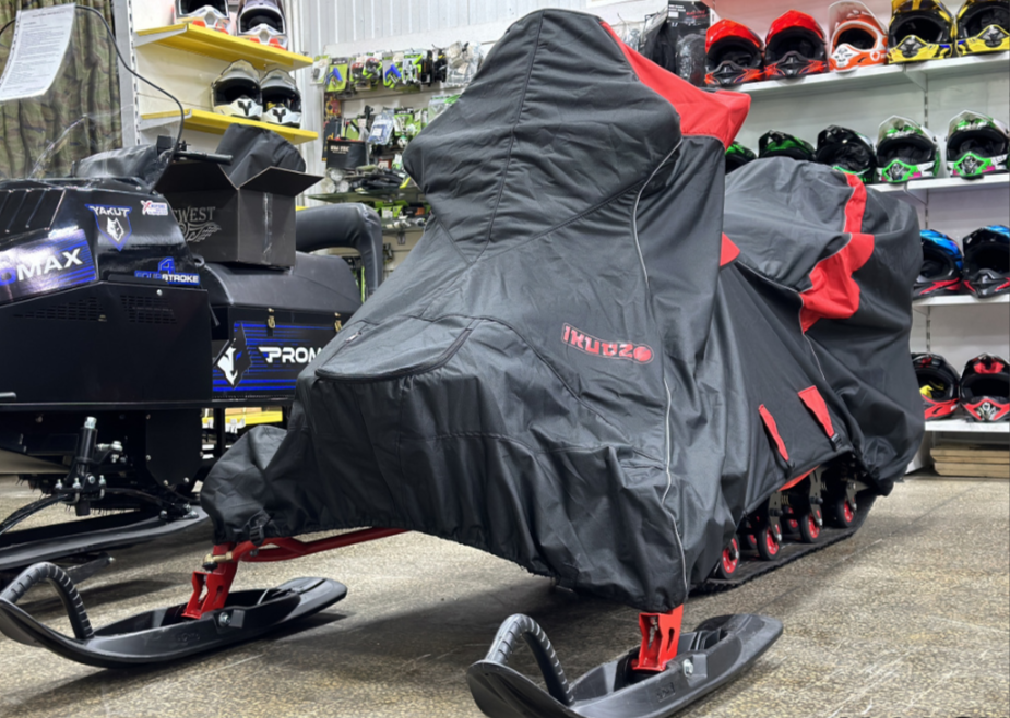 Чехол транспорт. снегохода IKUDZO HUNTER черно-красный Оксфорд ПРЕМИУМ качества с лого IKUDZO в Красноярске Чехол транспорт. снегохода IKUDZO HUNTER черно-красный Оксфорд ПРЕМИУМ качества с лого IKUDZO в Красноярске