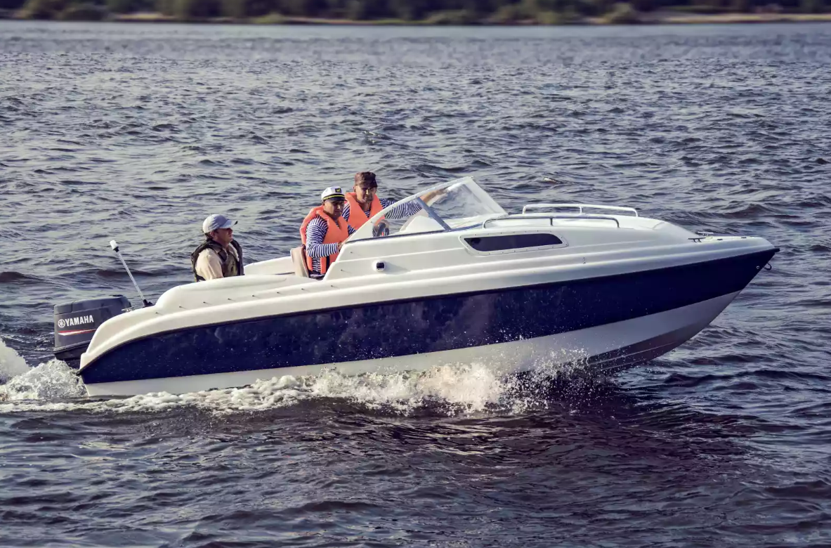 Стеклопластиковый катер Neman-550 с каютой в Красноярске