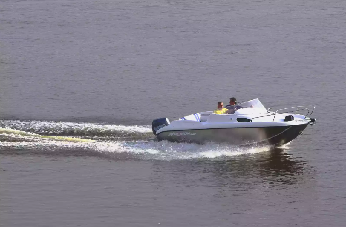 Комбинированный катер Neman-530 с каютой в Красноярске