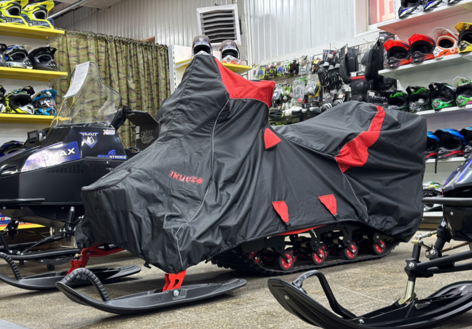 Чехол транспорт. снегохода IKUDZO HUNTER черно-красный Оксфорд ПРЕМИУМ качества с лого IKUDZO в Красноярске Чехол транспорт. снегохода IKUDZO HUNTER черно-красный Оксфорд ПРЕМИУМ качества с лого IKUDZO в Красноярске