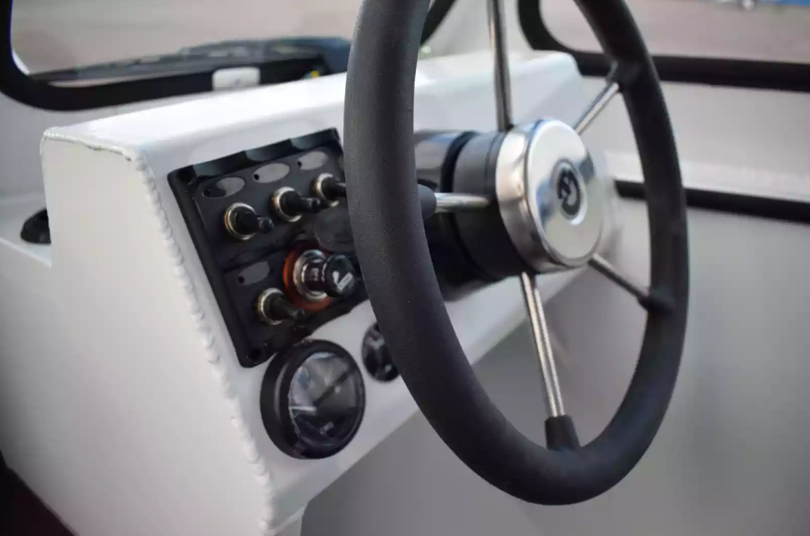 Алюминиевый катер Неман-500 (закрытая рубка) в Красноярске Алюминиевый катер Неман-500 (закрытая рубка) в Красноярске