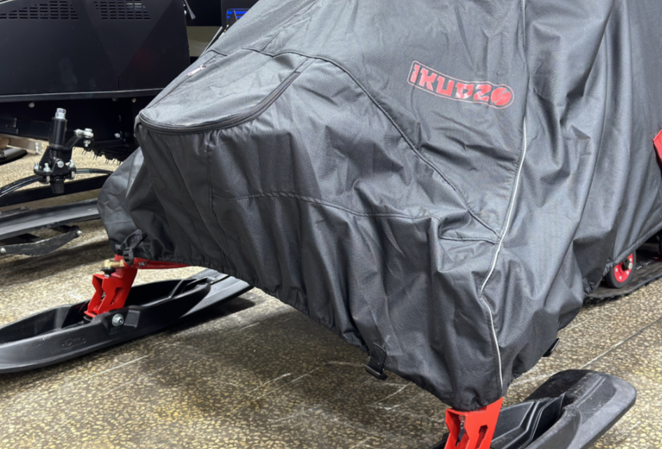 Чехол транспорт. снегохода IKUDZO HUNTER черно-красный Оксфорд ПРЕМИУМ качества с лого IKUDZO в Красноярске Чехол транспорт. снегохода IKUDZO HUNTER черно-красный Оксфорд ПРЕМИУМ качества с лого IKUDZO в Красноярске