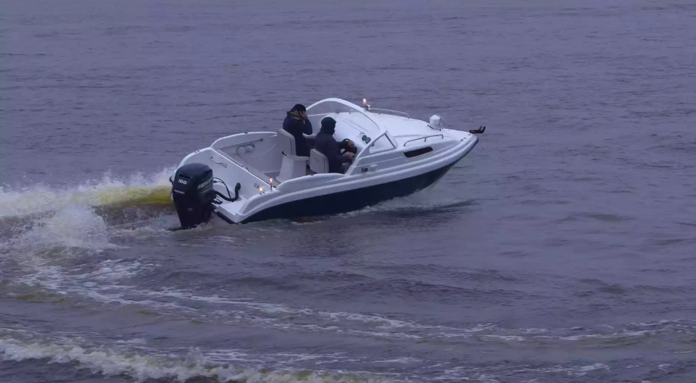 Стеклопластиковый катер Neman-550 с каютой в Красноярске