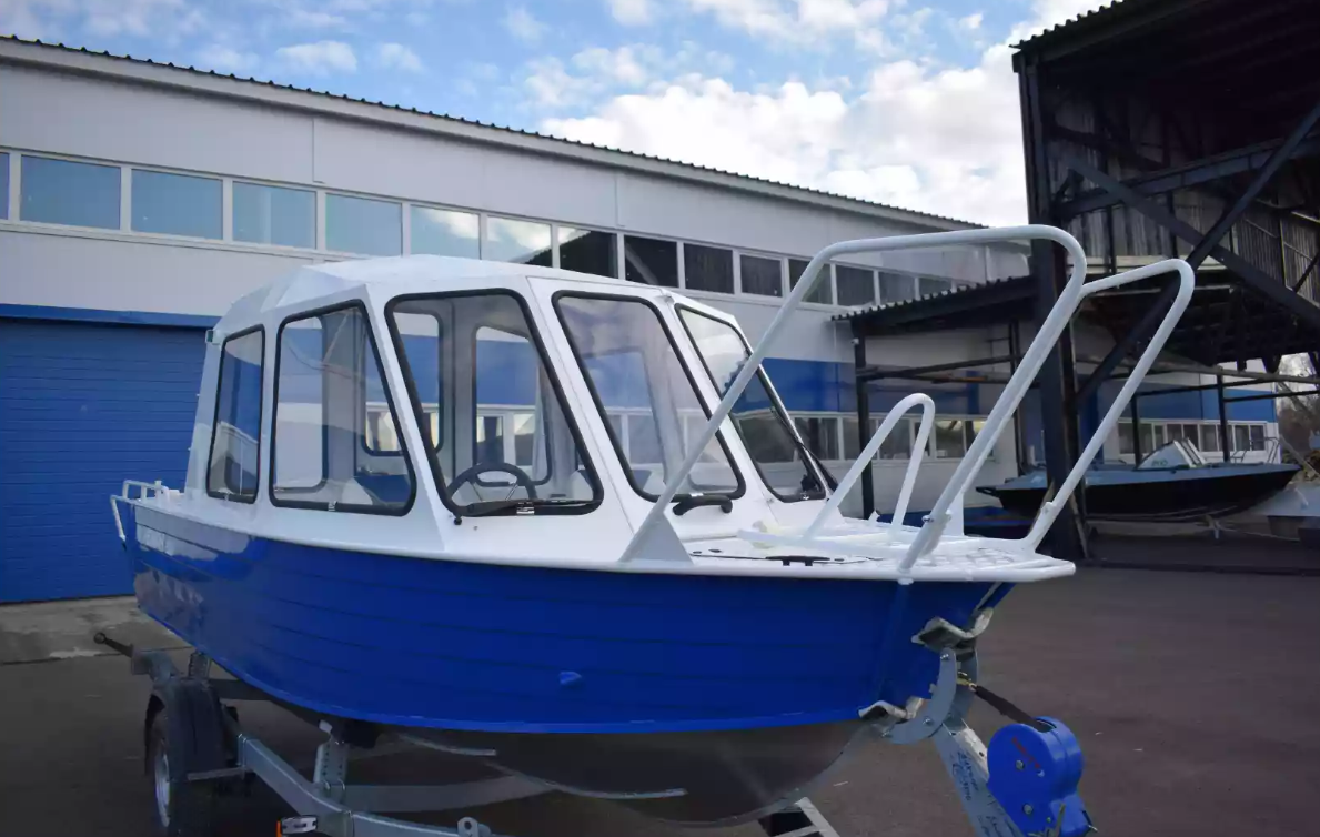 Алюминиевый катер Неман-500 (закрытая рубка) в Красноярске Алюминиевый катер Неман-500 (закрытая рубка) в Красноярске