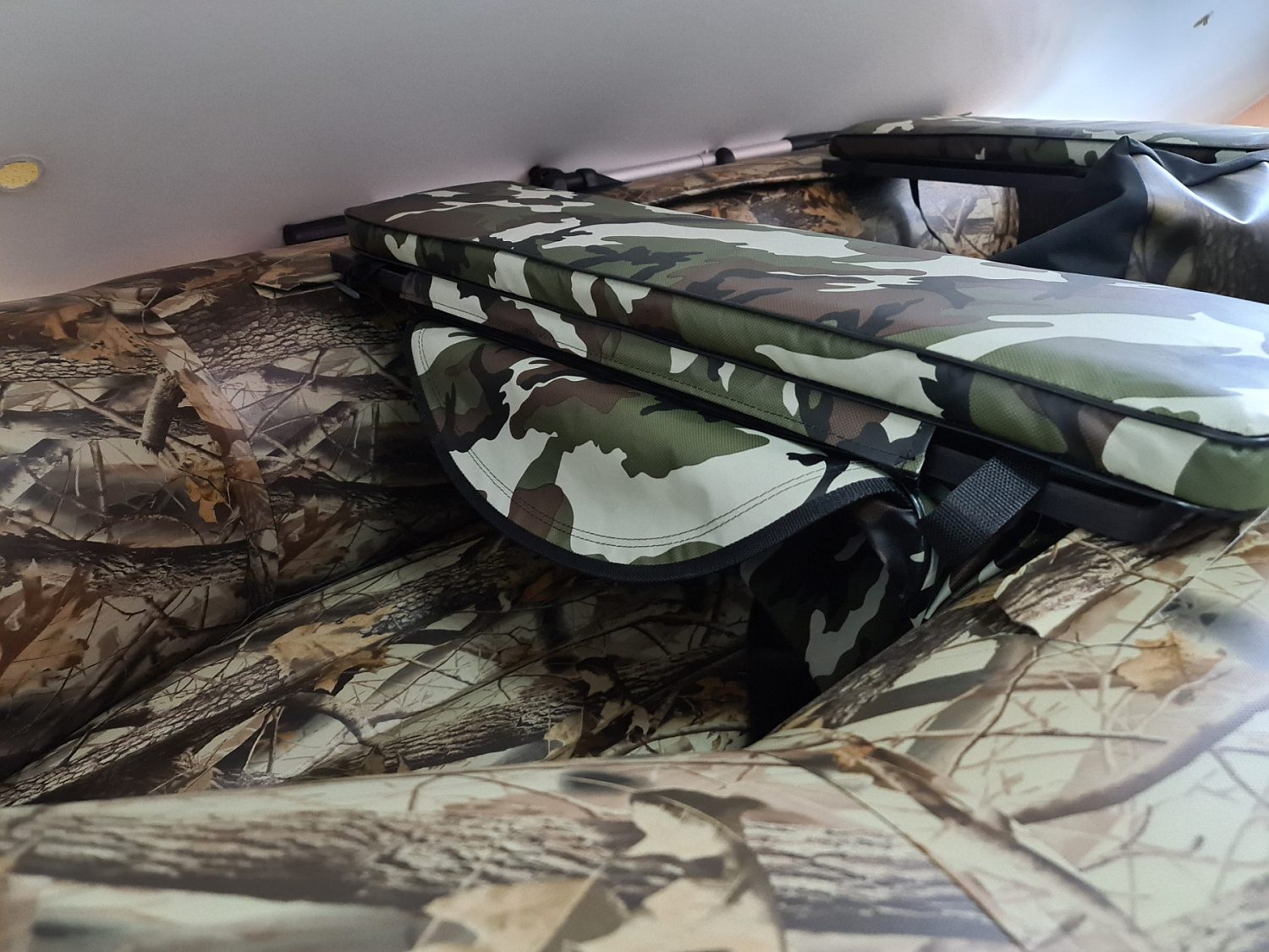 КОМПЛЕКТ МЯГКИХ НАКЛАДОК С СУМКОЙ ДЛЯ ЛОДОК 105Х20 КАМУФЛЯЖ в Красноярске КОМПЛЕКТ МЯГКИХ НАКЛАДОК С СУМКОЙ ДЛЯ ЛОДОК 105Х20 КАМУФЛЯЖ в Красноярске